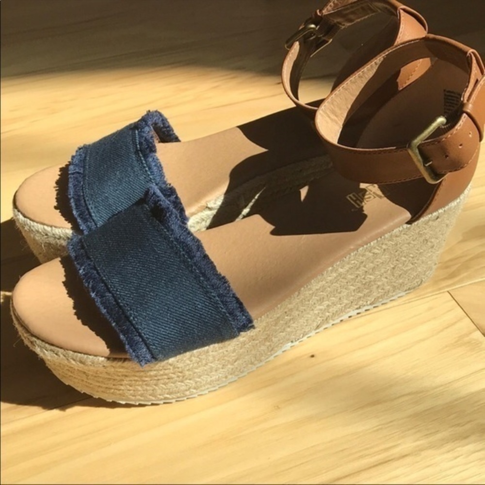 Cute on trend jute wrapped platform sandal.